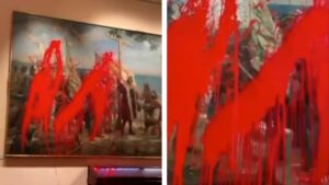 Activistas lanzan pintura biodegradable a obra de Colón en el Museo Naval de Madrid