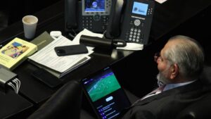 Cachan a Adán Augusto viendo la Champions en Senado