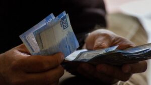 Suben impuestos a refrescos, cigarros y museos a partir de 2026