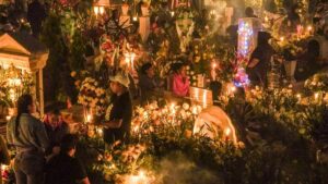 Habitantes de Mixquic alistan alumbrada para guiar el regreso de los muertos