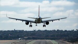 Aviones chocan en aeropuerto LaGuardia de Nueva York; no hay heridos