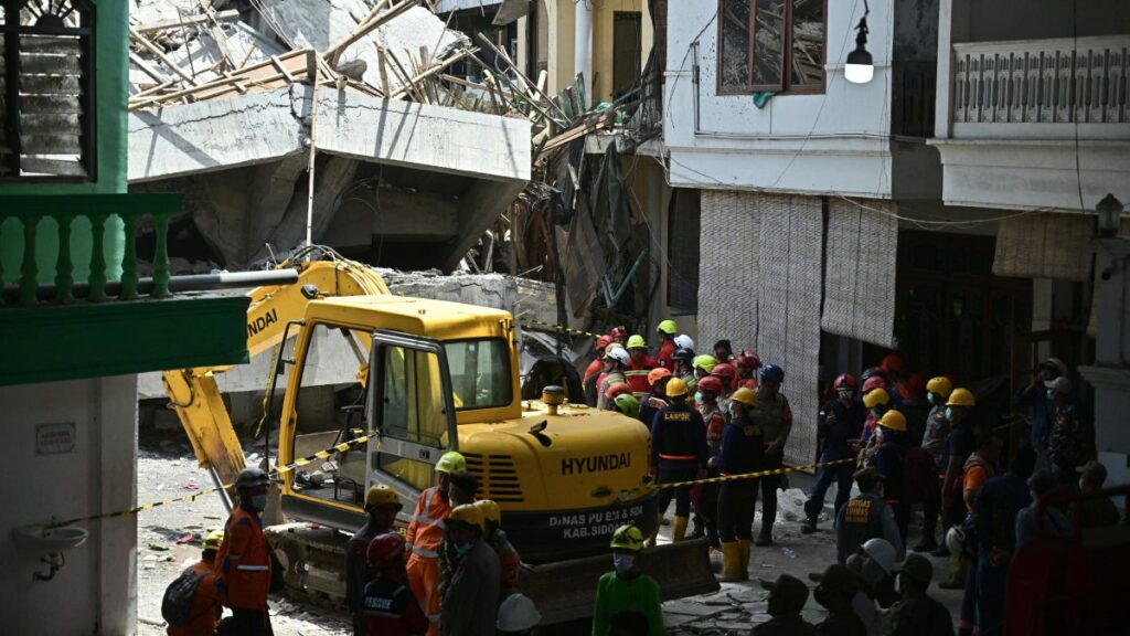 Derrumbe en escuela en Indonesia