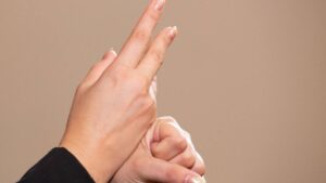 Traduce la música: ¿quién es Desiree Quintana, la intérprete de conciertos en lengua de señas?