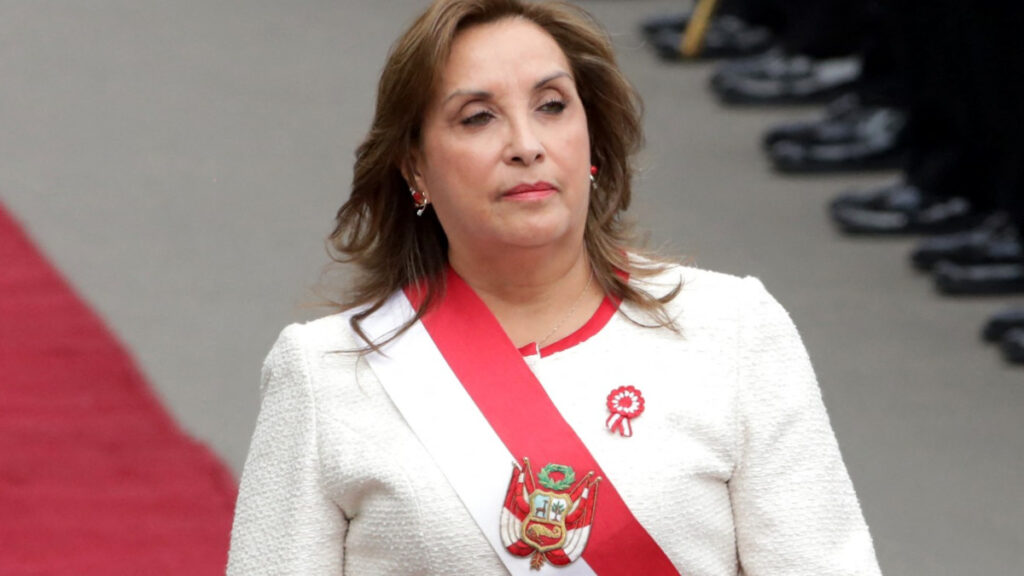 Fiscalía prohibir que Dina Boluarte salga de Perú