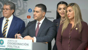 Empujones por Harfuch: diputadas de Morena se disputan lugar al lado del secretario