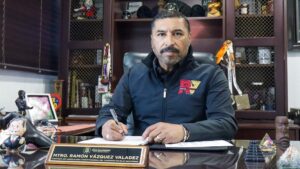 Diputado de Morena obliga a tomarse fotos, pero las cajas de ayuda están vacías