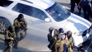 Video: dron de ICE capta enfrentamiento entre agentes y manifestantes