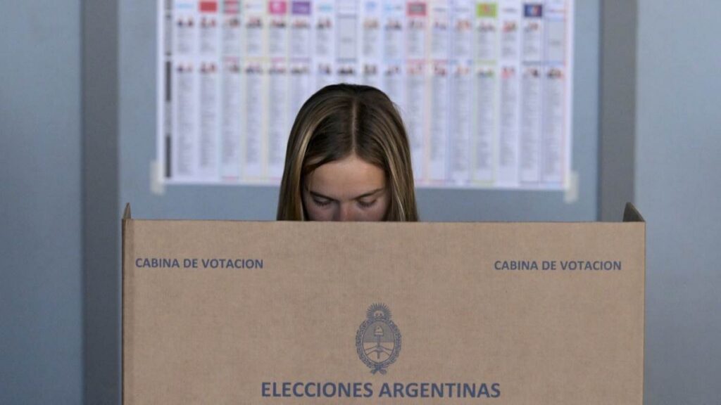 Argentina cierra votaciones legislativas clave para el gobierno de Milei