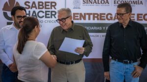 Rocha Moya entrega equipos a 150 emprendedores del programa “Saber Hacer”