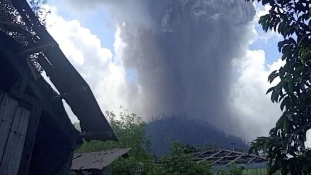 Erupción de volcán en Indonesia