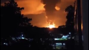 Explosión en ducto de Pemex provoca incendio en Xicotepec, Puebla