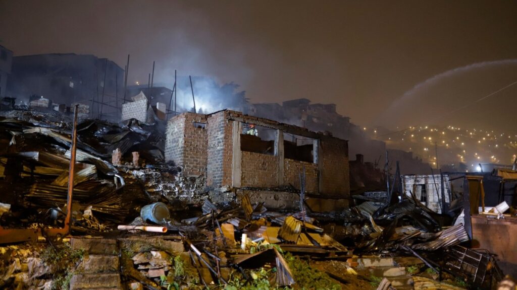 Explosión en polvorín clandestino deja 4 heridos y 100 casas incendiadas en Perú