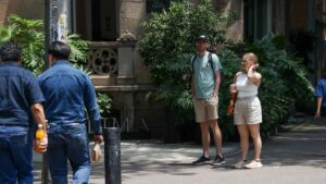 Hasta 25 mil pesos pagaría un extranjero por permiso para vivir en México