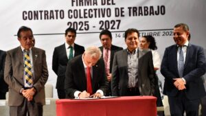 Pemex acuerda aumento salarial de 4.5% con trabajadores petroleros