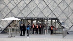 Francia ya tiene 2 detenidos por el robo al Museo del Louvre