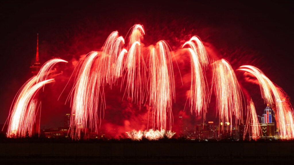 Fuegos artificiales con drones provoca incendio en China