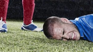 Video muestra a futbolista que se rompe el cuello al impactar contra valla