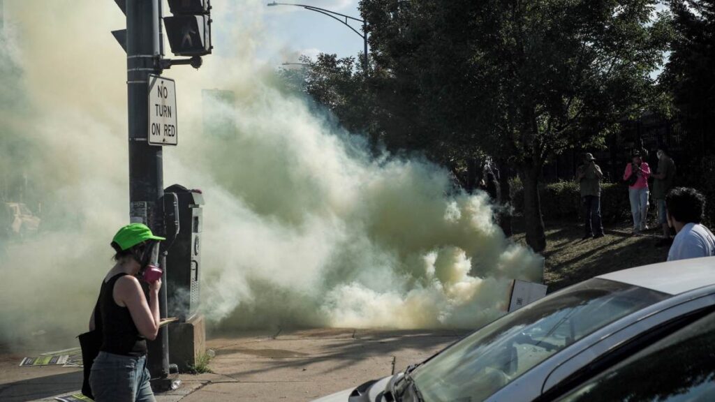 Tensión en Chicago: siguen enfrentamientos entre manifestantes y agentes de ICE