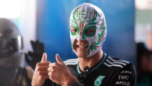 George Russell se cuela entre los fans usando una máscara de luchador en el GP de México 2025