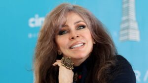 Verónica Castro es captada con oxígeno y en silla de ruedas; se molesta por pregunta sobre Yolanda Andrade