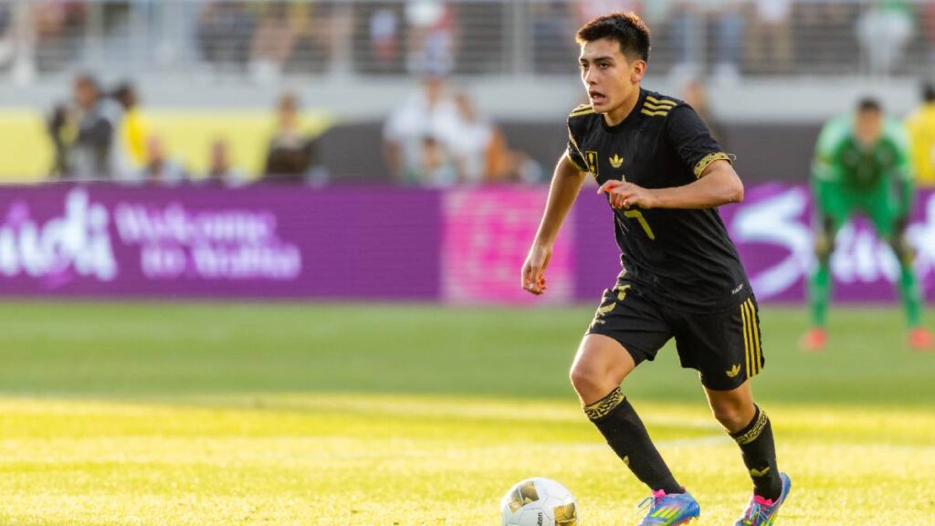 Afición de la Sub 20 sigue a Gilberto Mora