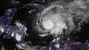 ¡Desde el ojo del huracán Melissa! Cazadores revelan videos de los destructivos vientos