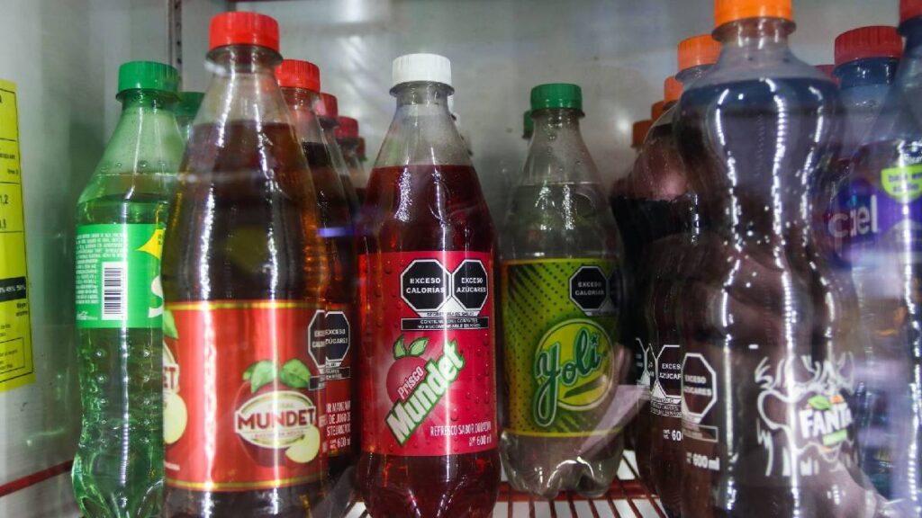 El CIE reporta que el impuesto a refrescos apenas reduce 3% el consumo; en 2026 subirá a 3 pesos por litro.