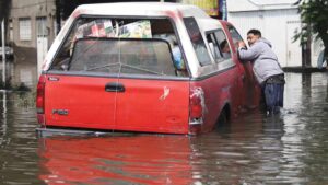 VIDEOS: Lluvias intensas en CDMX causan inundaciones, cortes en Metro y complican vialidades