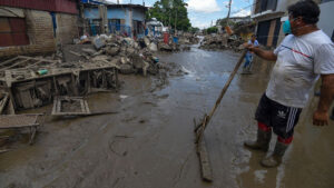 Jóvenes fabrican y regalan más de tres mil recogedores de lodo en Poza Rica, Veracruz