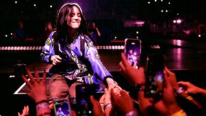 Billie Eilish es lanzada violentamente hacia barricada por un fan en pleno concierto: video