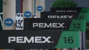 Jubilados de Pemex bloquean acceso a Aeropuerto de Mérida