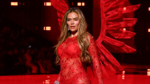 Karol G canta y domina la pasarela en el Victoria’s Secret Fashion Show 2025