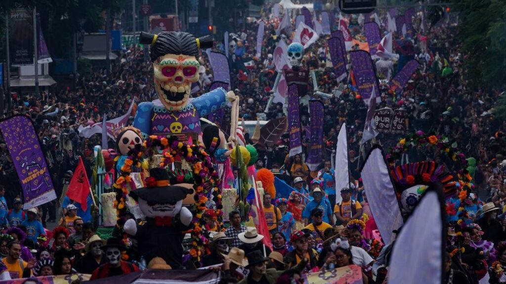 La CDMX revive “el más allá” con su Gran Desfile de Día de Muertos; horario y ruta