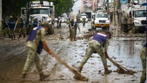 Voluntarios hacen la diferencia en Poza Rica tras las inundaciones