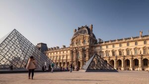 El Louvre reabre sus puertas tres días después del espectacular robo