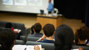 Suspenden a profesor por insultar y amenazar a estudiante en la UNACH