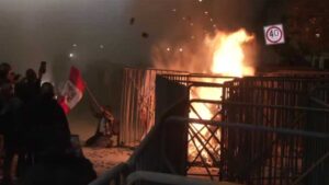 Manifestantes tumban rejas del Congreso de Perú y prenden fuego