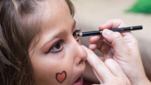 Maquillaje infantil en Halloween: riesgos que debes conocer