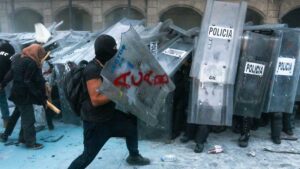 Policías convertidos en carne de cañón en la marcha del 2 de octubre