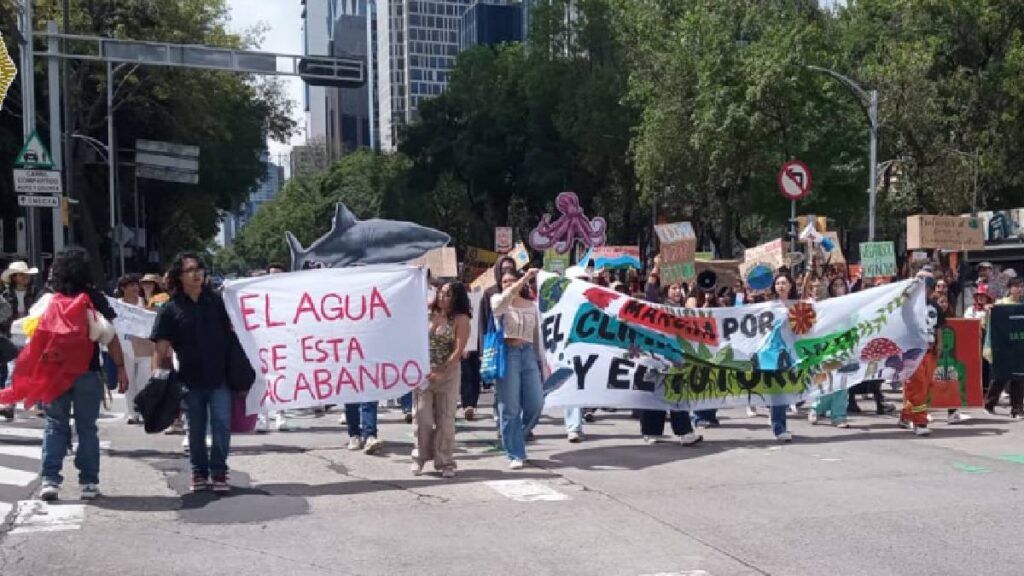 Ambientalistas marchan por Paseo de la Reforma para exigir una agenda climática sin proyectos extractivos y en defensa del agua y la vida marina.