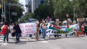 Activistas marchan sobre Reforma para exigir la protección del agua ante crisis climática