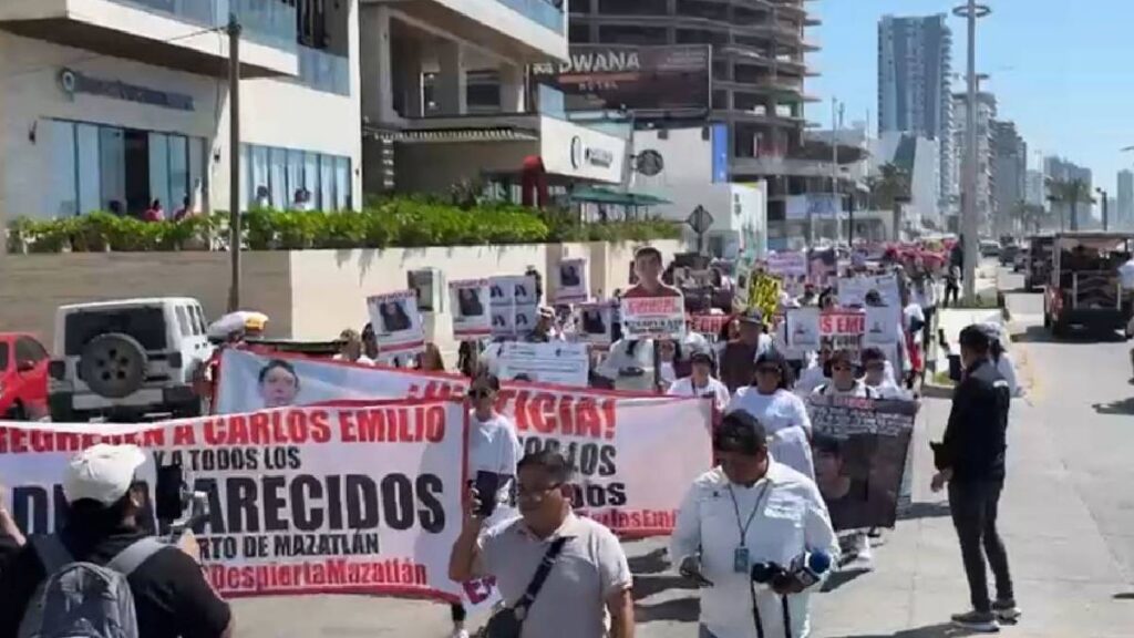 marcha-pacifica-en-mazatlan-sinaloa-por-carlos-emilio-desaparecido-en-centro-nocturno