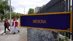 Toman la Facultad de Medicina de la UNAM; estudiantes exigen diálogo y carta de no represalias