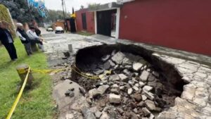 Megasocavón sorprende y preocupa a vecinos en Puebla