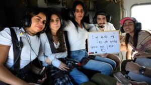 Pareja de mexicana y 19 secuestrados más regresan a casa tras 2 años cautivos en Gaza