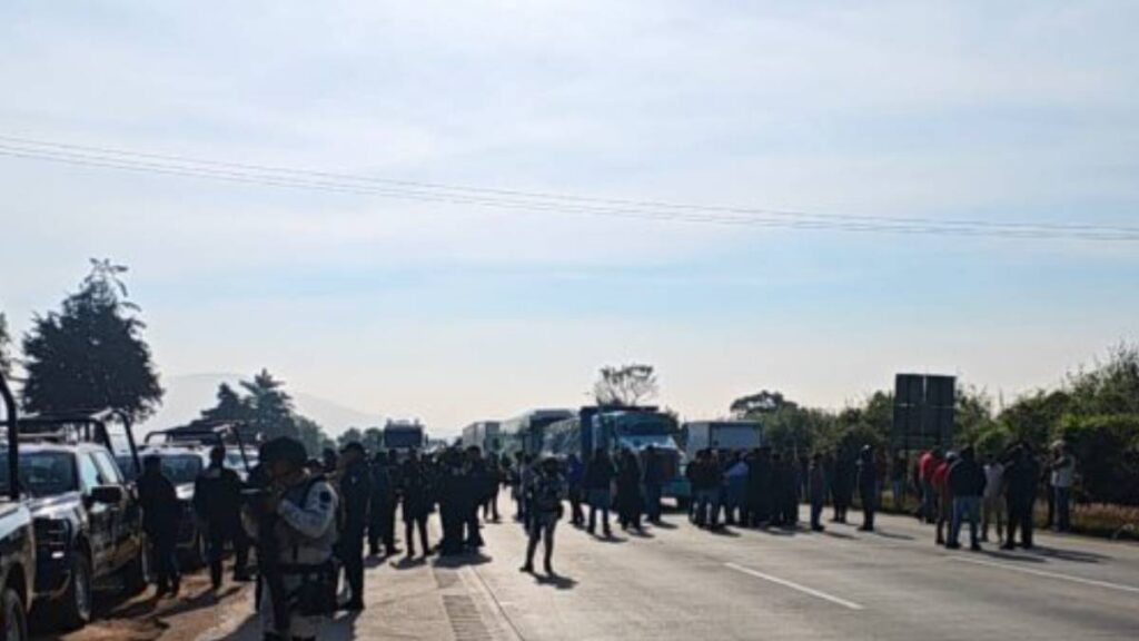 Manifestantes bloquean la México–Querétaro.