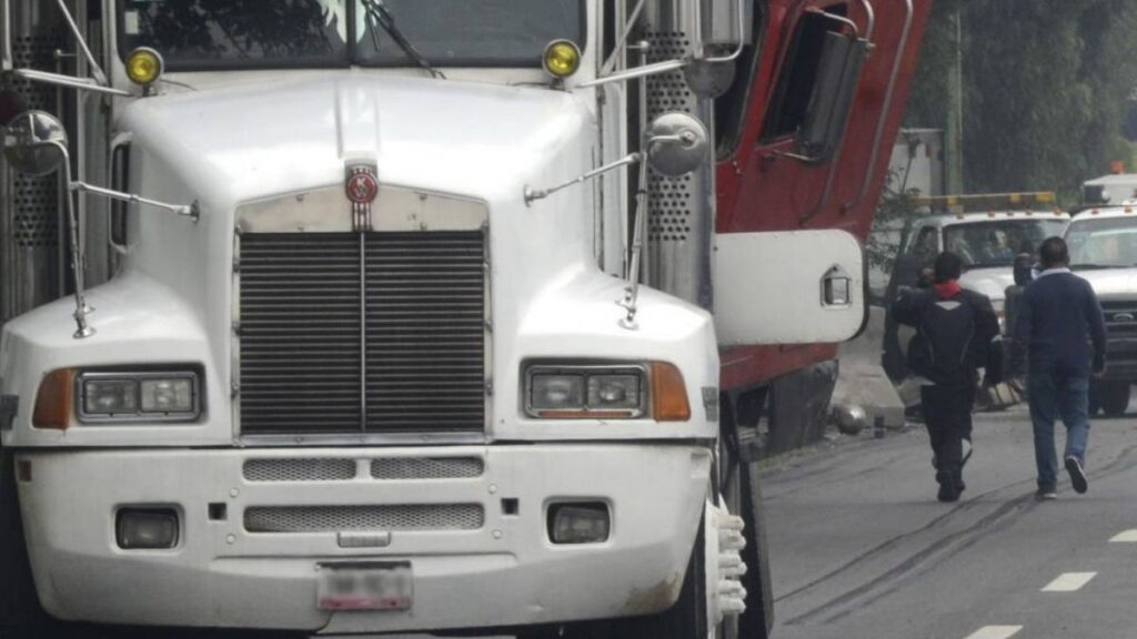 Autoridades trabajan para retirar tráiler en la México-Querétaro.