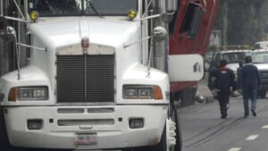 ¡Tráfico pesado! Vuelca tráiler en la Autopista México-Querétaro