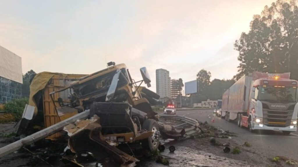 Vuelca camión torton en la México-Toluca.