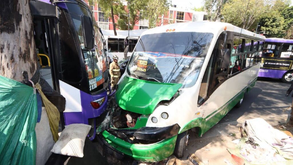 microbus-choca-en-reforma-contra-poste-reportan-al-menos-15-heridos-leves